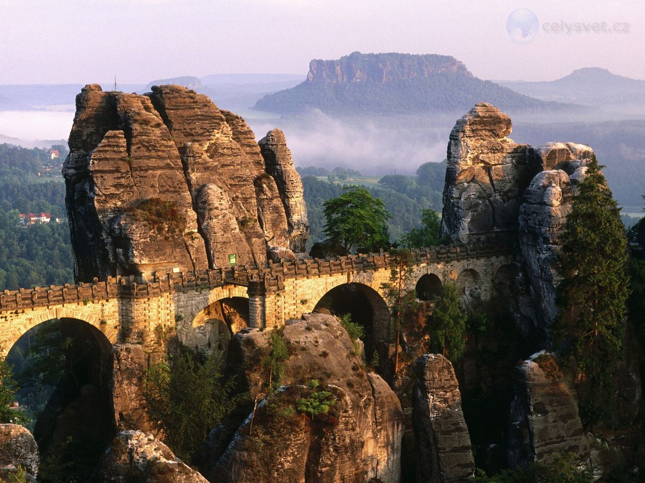 Foto: Bastei Bridge Over The Elbe River, Schweiz National Park, Saxony, Germany