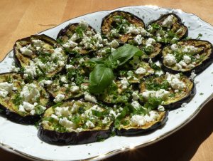 Recept online: Lilek s fetou: Koenn pltky smaenho lilku s ovm srem feta