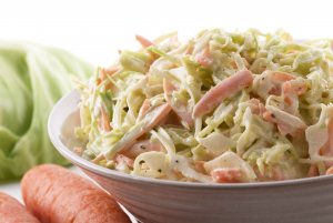 Recept online: Salt Coleslaw: Zeln salt s cibul, mrkv, celerem a rozinkami, se zlivkou a majonzou